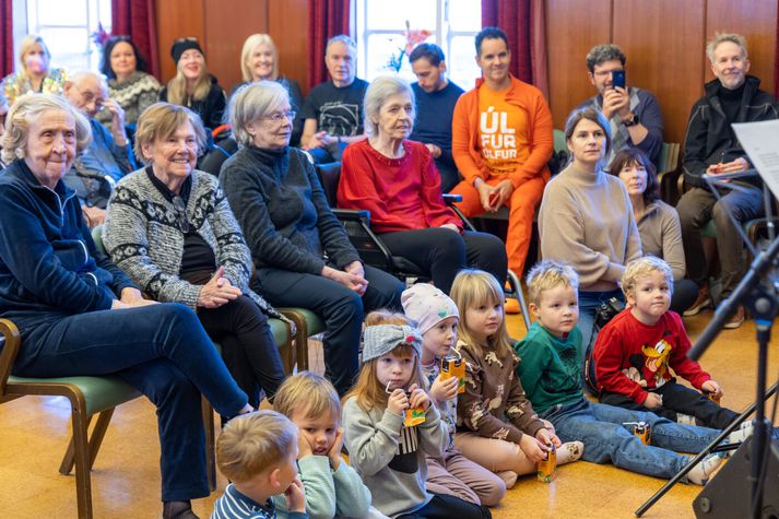 Börn og eldri borgarar hlusta á tónleika á Iceland Airwaves á Grund árið 2022.