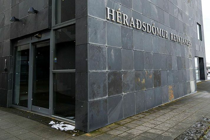 Dómur var kveðinn upp í dag í Héraðsdómi Reykjaness, yfir þremenningunum sem stóðu að tilraun til manndráps síðastliðinn aðfangadag.