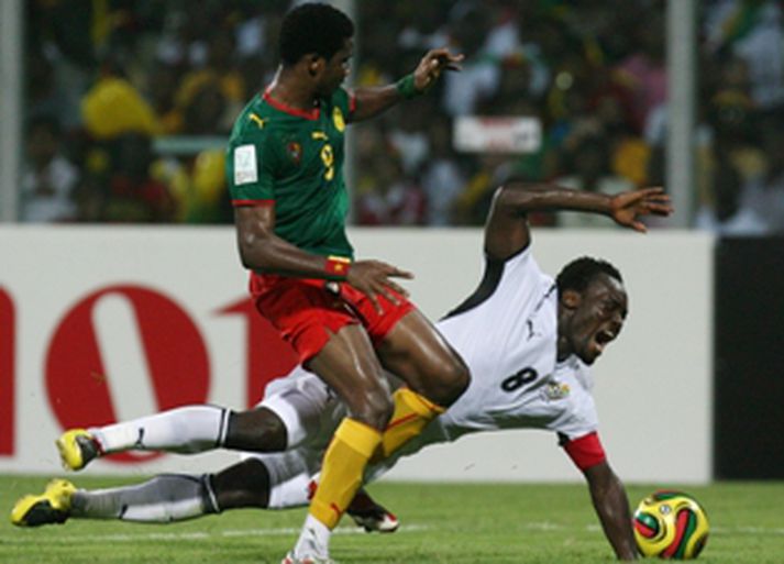 Samuel Eto´o og Michael Essien í hörðum slag
