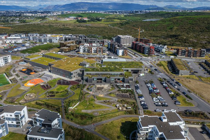 Sundlaugin er við Urriðaholtsskóla.