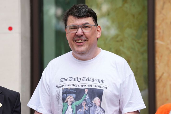 Írski handritshöfundurinn Graham Linehan í bol sem á stendur „Trans konur eru ekki konur“. Hann hefur sjálfur sagt að þessar skoðanir hans hafi heltekið líf hans, kostað hann verkefni og bundið enda á hjónaband hans.
