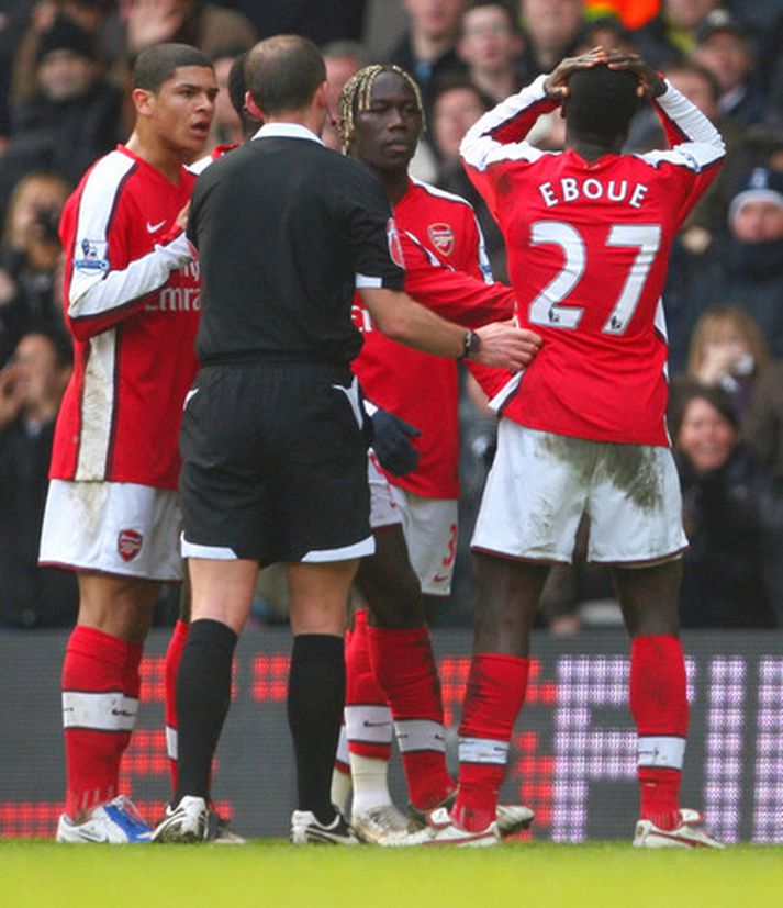 Eboue eftir að hann fékk rauða spjaldið í leiknum gegn Tottenham.