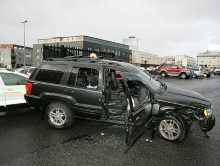 Maðurinn var á jeppabifreið þegar hann gerði atlögu að lögreglunni. Bíllinn var gjörónýtur á eftir.