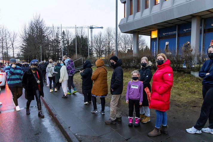 Rúmlega tvö þúsund manns greindust smitaðir af kórónuveirunni í gær.