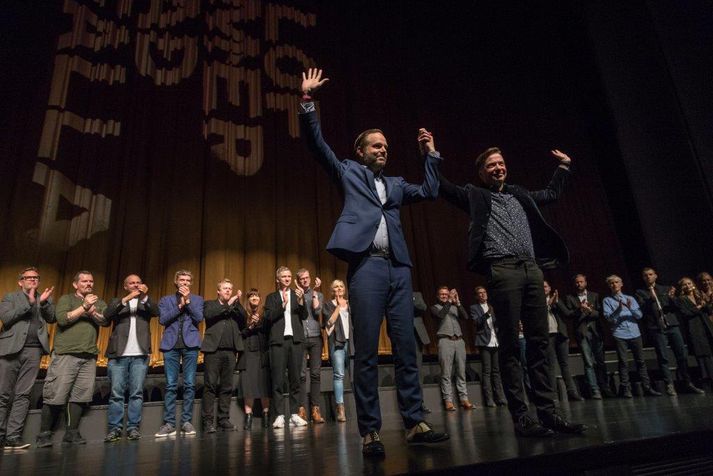 Bíógestir stóðu upp eftir forsýninguna á síðasta þriðjudag og klöppuðu lengi og vel.