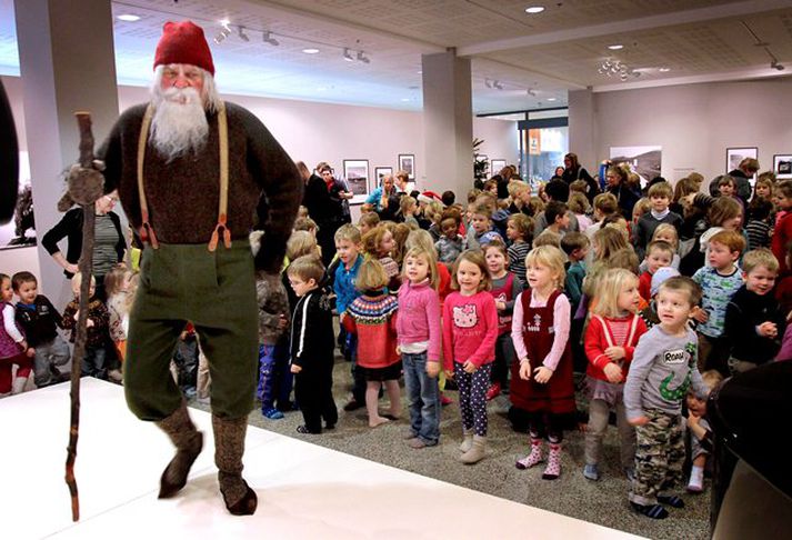 Stekkjastaur heilsar upp á börnin í Þjóðmenningarhúsinu. 