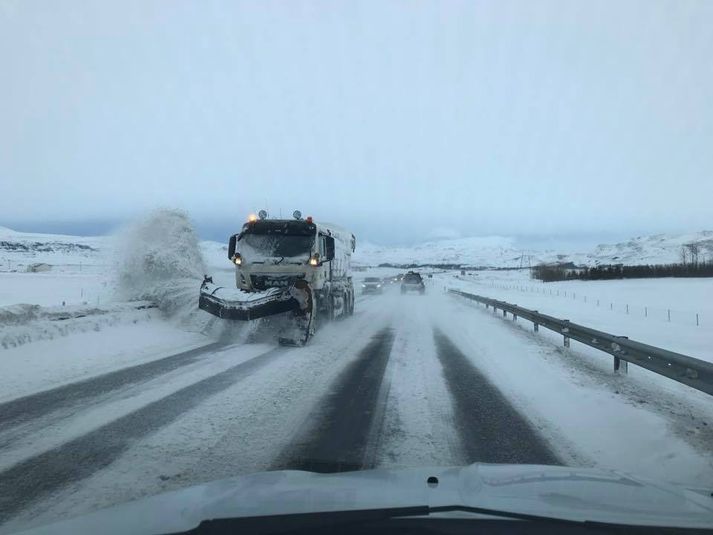 Snjórinn plægður á Suðurlandsvegi í dag. Óvissustigi hefur verið lýst yfir á svæðinu.