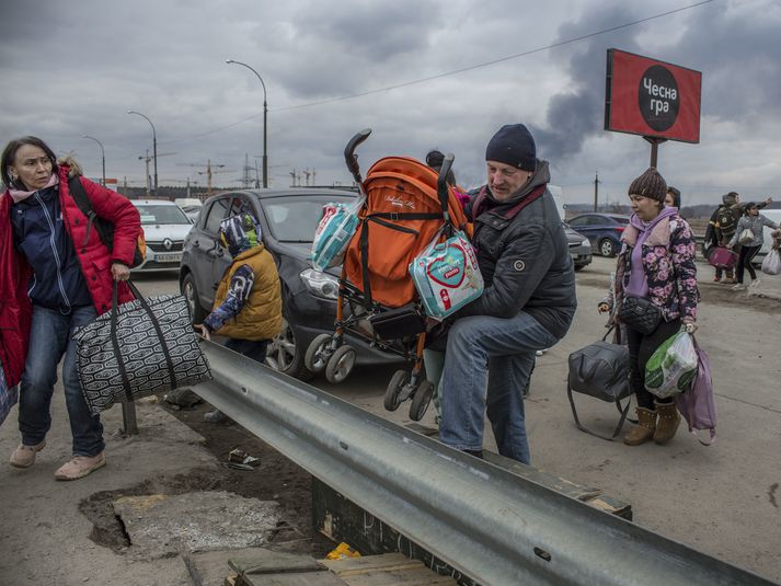 Tvo daga í röð hefur ekki gengið að flytja íbúa frá hafnarborginni Mariupol. Hér sjást íbúar Irpin í úthverfi Kænugarðs yfirgefa borgina.