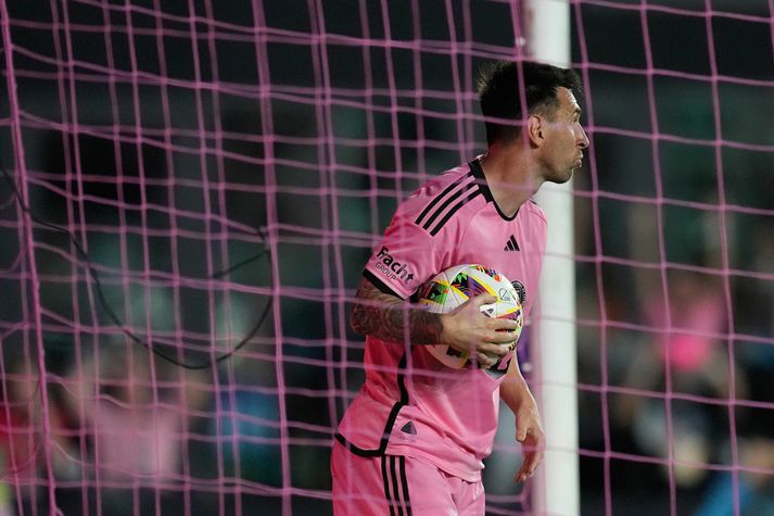 Lionel Messi náði í boltann í marknetið eftir eitt marka Inter Miami í nótt.