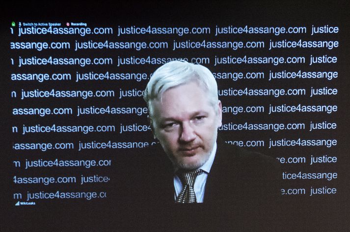 Julian Assange flutti ávarp frá sendiráði Ekvadors í London í gær.