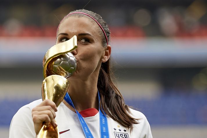 Alex Morgan kyssir HM-bikarinn eftir sigur bandaríska landsliðsins á HM 2019.