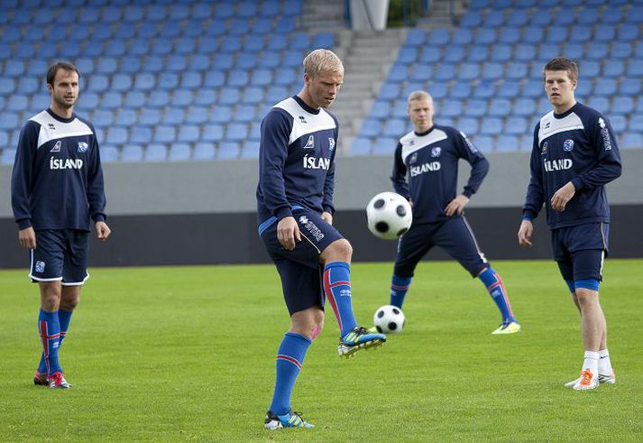 olbeinn Sigþórsson og Helgi Valur Daníelsson fylgjast með Eiði Smára Guðjohnsen á landsliðsæfingu á Laugardalsvellinum í gær. 