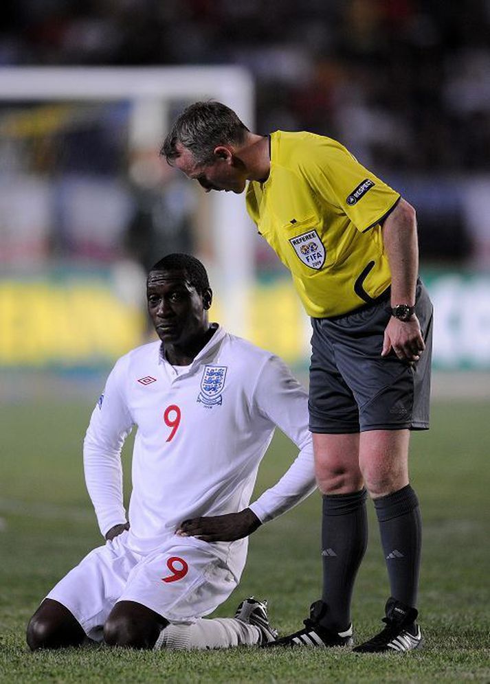 Kristinn hefur dæmt fjölmarga Evrópuleiki og landsleiki. Hann er hér að dæma hjá enska landsliðinu. Emile Heskey krýpur á vellinum.