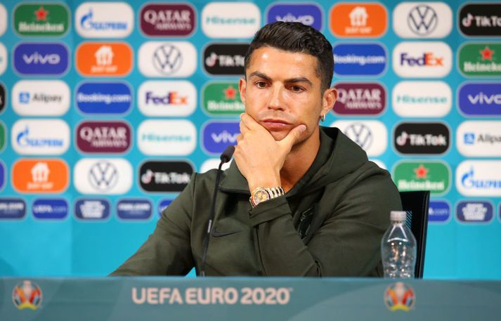 Cristiano Ronaldo á blaðamannafundinum í Búdapest í gær, aðeins með vatnsflösku fyrir framan sig.