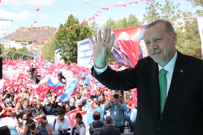 Recep Tayyip Erdogan heilsar stuðningsfólki sínu í Bayburt. Þar flutti hann eitt sinna umdeildu ávarpa.