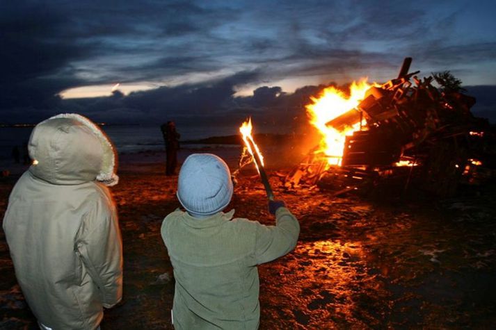 Eldur verður borinn að köstunum kl. 20.30 á gamlárskvöld á öllum stöðum með tveimur undantekningum.