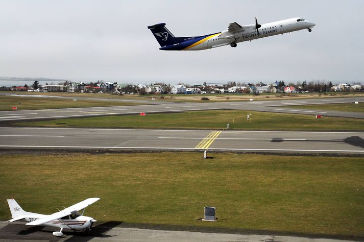 Flugvél Flugfélags Íslands, sem nú heitir Air Iceland Connect, tekur á loft á Reykjavíkurflugvelli.