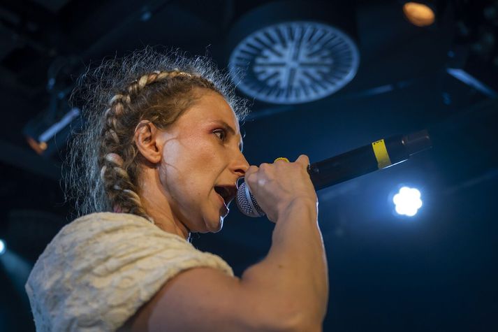 Masha Alekhina á sviði í Sviss árið 2022. Hún fékk íslenskan ríkisborgararétt í maí 2023.