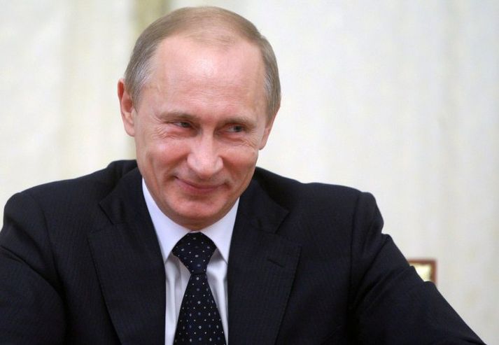 Pútín þóttist himinlifandi þegar hann fékk skírteinið að gjöf.