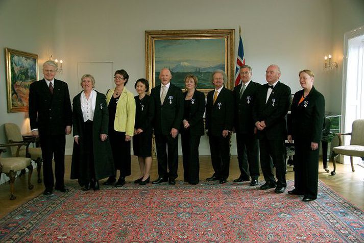 Afhending Fálkaorðunnar á Bessastöðum Ólafur Ragnar Grímsson, forseti Íslands, sæmdi ellefu Íslendinga riddarakrossinum í gær. 