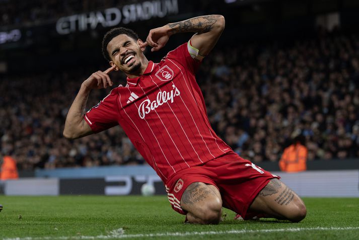 Morgan Gibbs-White fagnar hælspyrnumarki sínu fyrir Nottingham Forest á móti Manchester City í gær.