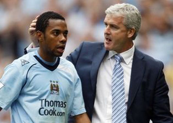 Robinho fær klapp á kollinn frá Mark Hughes, knattspyrnustjóra City.