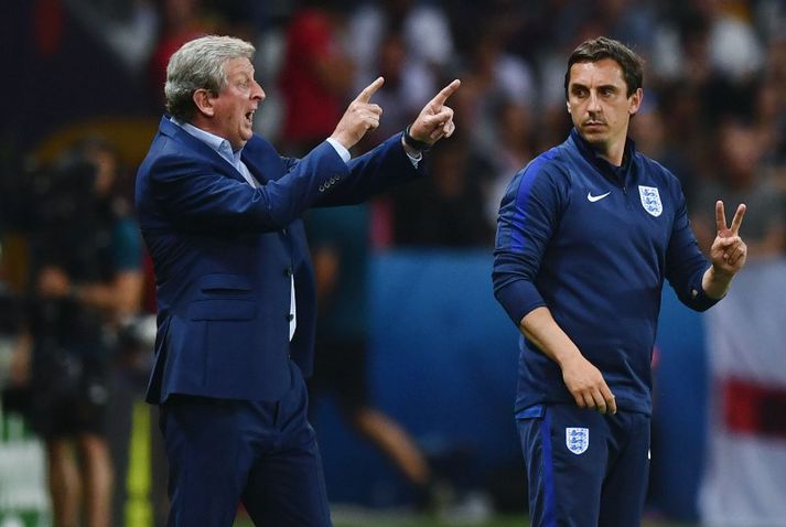 Neville og Hodgson reyna að senda skilaboð inn á völlinn gegn Íslandi. Neville virðist ekki skilja neitt í Hodgson.