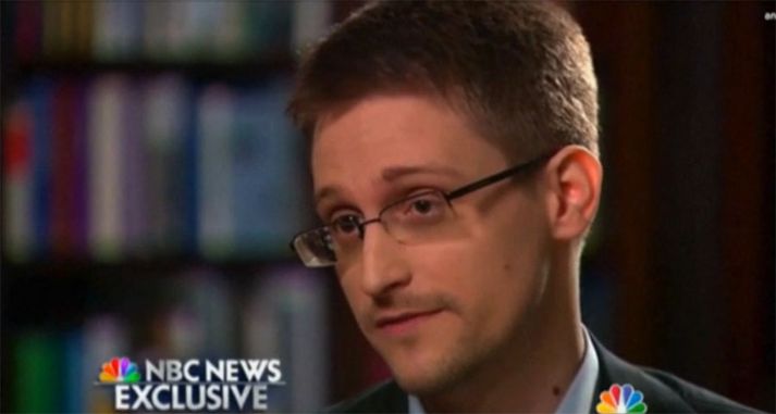 Edward Snowden dvelur nú í Rússlandi.