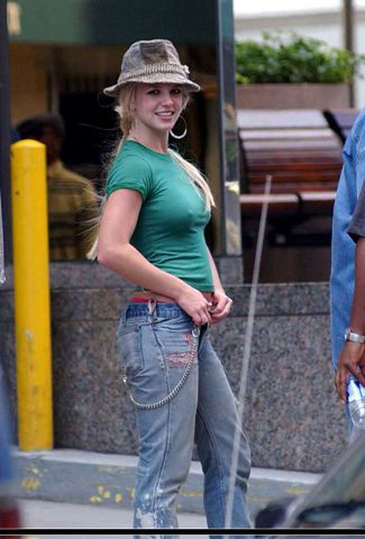 Britney Spears söngkonan umdeilda er síður en svo sátt við móður sína og íhugar að fara fram á lögbann á hana. Britney hefur mátt þola ýmislegt síðustu mánuði.