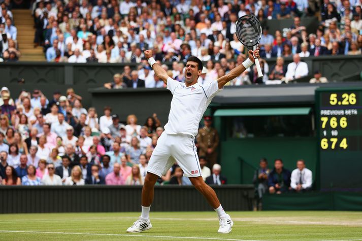 Novak Djokovic fagnaði sínum þriðja sigri á Wimbledon mótinu með því að leggja Federer að velli.