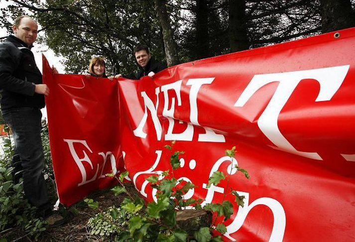 Íbúasamtök mótmæla Samtökin Betri byggð á Kársnesi mótmæltu fyrri tillögum Kópavogsbæjar harðlega. Íbúar hengdu borða á hús sín í mótmælaskyni fyrir skömmu.