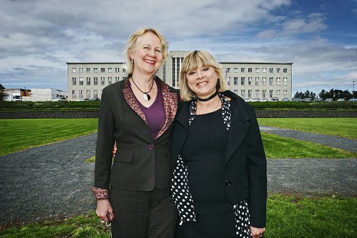 Jane Plant, til hægri ásamt vinkonu sinni, prófessor Kristínu Völu Ragnarsdóttur, sem fjallaði um mataruppskriftir og eiturefni í umhverfinu og áhrif þeirra á krabbamein.fréttablaðið/hörður