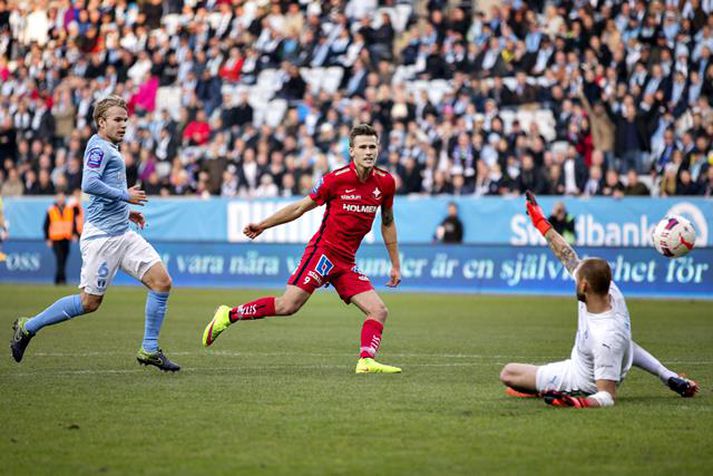 Arnór skorar markið sem gulltryggði Norrköping meistaratitilinn.