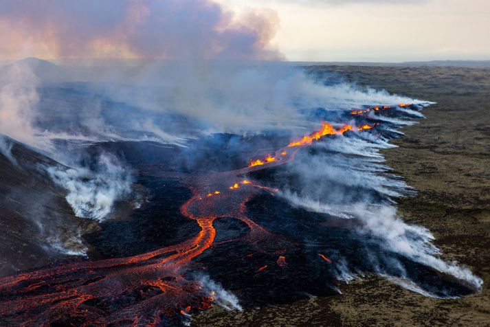 Hraunið hefur víða brennt og kveikt í gróðri.