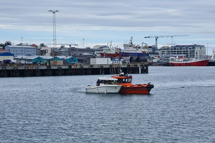 Björgunarskipið Sjöfn dregur skemmtibátinn að landi.