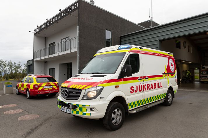 Sjúkrabíll við Björgunarmiðstöðina á Selfossi. Sjúkraflutningamenn höfðu í nægu að snúast alla hvítasunnuhelgina.