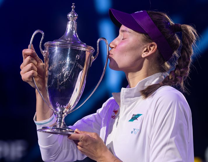 Elena Rybakina kyssir Billie Jean King bikarinn eftir sigur sinn um helgina.