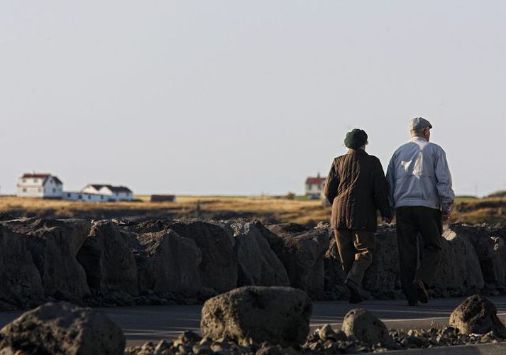 Þótt lífeyrisgreiðslur frá Tryggingastofnun hækki á móti lækkandi greiðslum lífeyrissjóðanna nær sú hækkun ekki að vega upp skerðinguna. Fréttablaðið/Anton