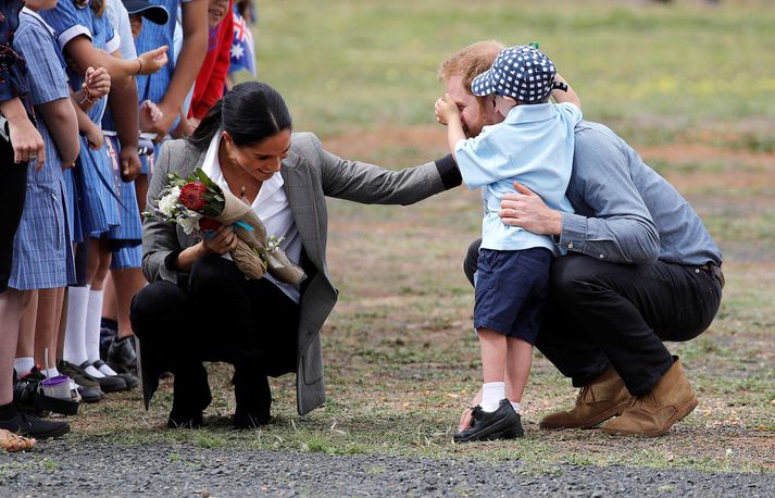 Harry og Meghan Markle heimsóttu barnaskóla og hittu þar Luke Vincent sem var ófeiminn við hin eðalbornu hjón. Faðmaði þau að sér og strauk Harry um skegg og hár.