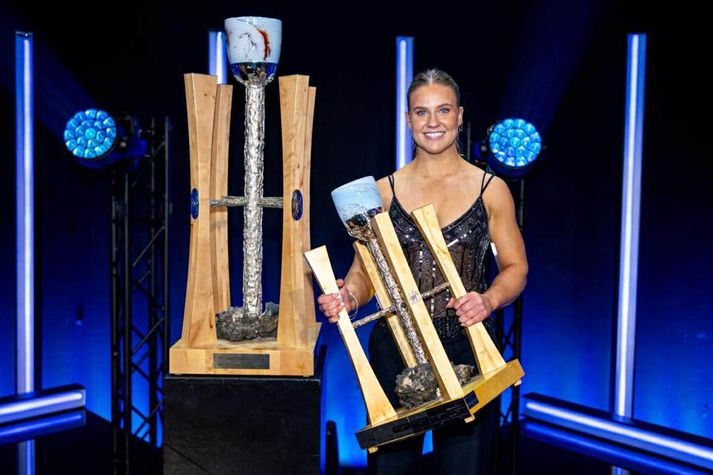 Eygló Fanndal Sturludóttir, lyftingakona úr Lyftingafélagi Reykjavíkur, var í kvöld kjörin Íþróttamaður ársins 2025 og er hér með verðlaun sín.
