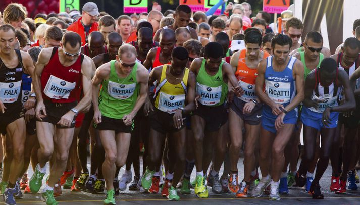 Haile Gebrselassie býr sig undir að hefja Berlínar-maraþonið um síðustu helgi.