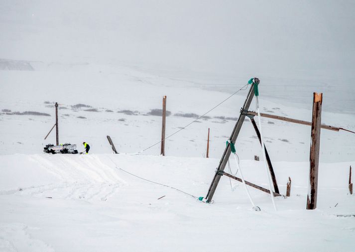 Fjöldi rafmagnsstaura brotnaði á Norðurlandi í óveðrinu sem þar gekk yfir í desember.