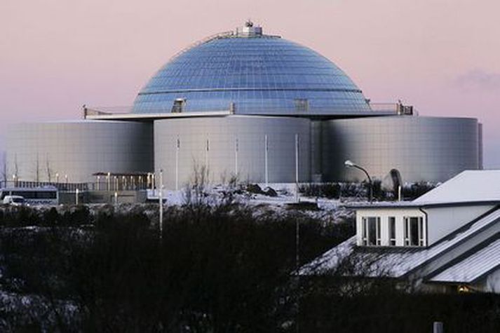 Áfram verður tryggður veitingarekstur á efstu hæðinni. Formaður borgarráðs segir vonir standa til að samhliða nátturminjasafni verði kaffihús á jarðhæð Perlunnar.