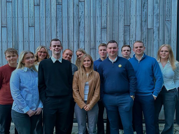 Frá vinstri: Kristján Dagur Jónsson, Ragnheiður Arnarsdóttir, Stefanía Silfá Sigurðardóttir, Eiríkur Kúld Viktorsson, Guðlaug Embla Hjartardóttir, Sigurbjörg Guðmundsdóttir, Elín Karlsdóttir, Birgir Ari Óskarsson, Kristófer Breki Halldórsson, Oliver Nordquist, Elí Tómas Kurtsson og Katrín Anna Karlsdóttir. Á myndina vantar Drífu Lýðsdóttur, Guðmund Kristinn Þorsteinsson, SturlauE. Jónsson, Þorkel Val Jónsson.