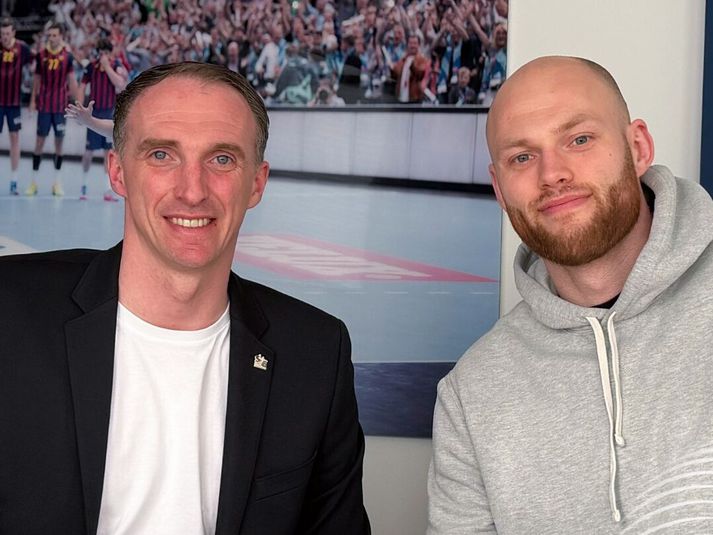 Holger Glandorf og Arnar Freyr Arnarsson við undirskriftina.