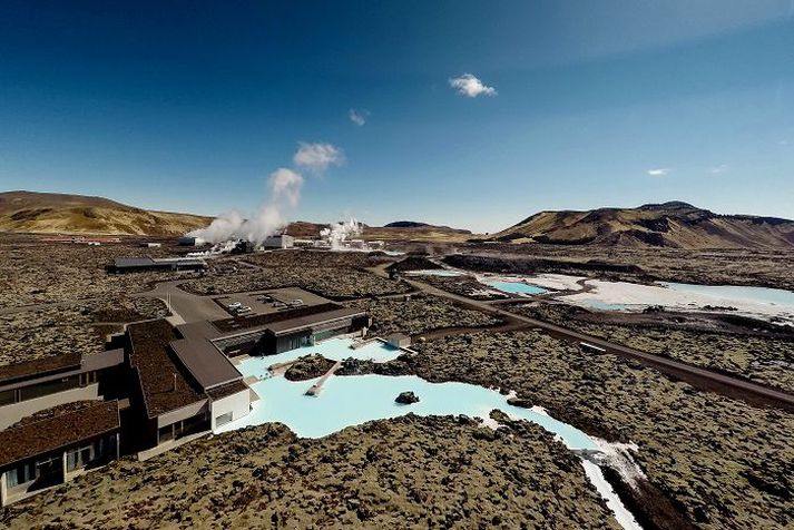 Hér sést yfir lækningalind Bláa lónsins, þróunarsetur fyrirtækisins og fjær orkuver HS Orku og Carbon Recycling Int. Undir rauðu þaki sést Northern Light Inn hótelið sem var byggt árið 1983 og er hluti af Auðlindagarðinum.