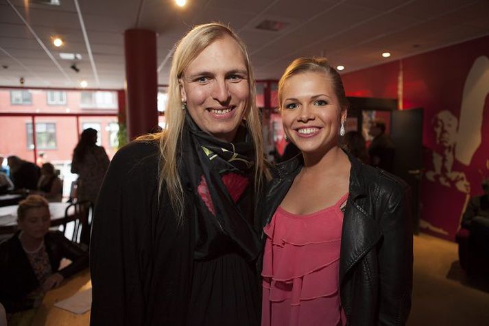 Eva Ágústa og Ragnheiður brostu til ljósmyndara.