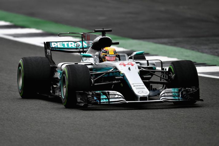 Lewis Hamilton kom út á toppnum í breytilegum aðstæðum á Silverstone brautinni.