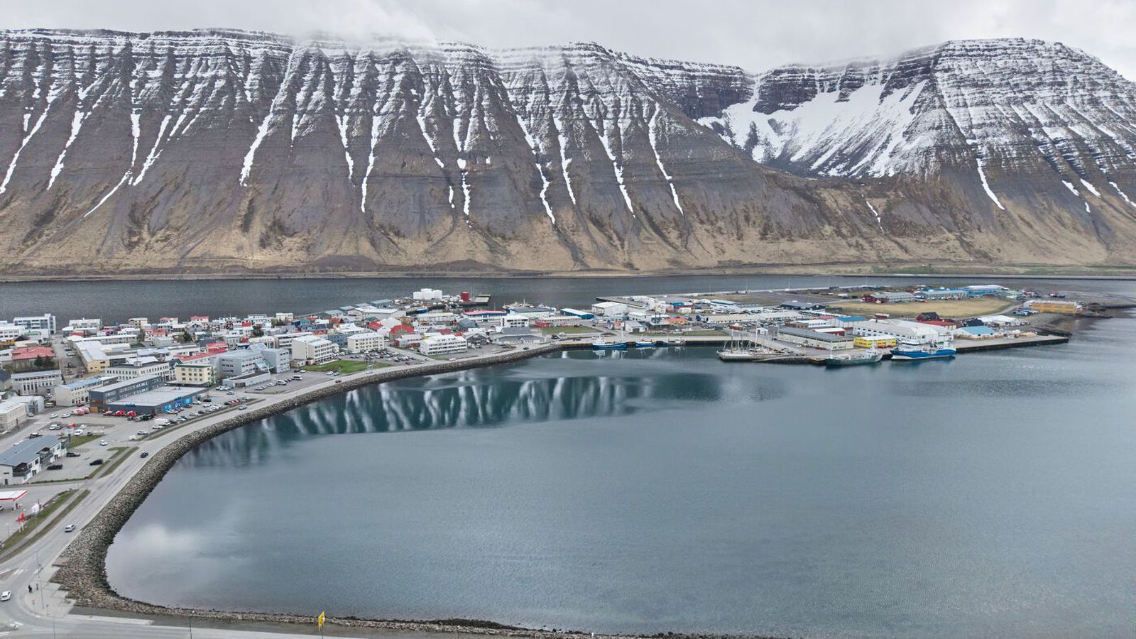 Sér­sveitar­menn flugu til Ísa­fjarðar vegna vopnaðs manns