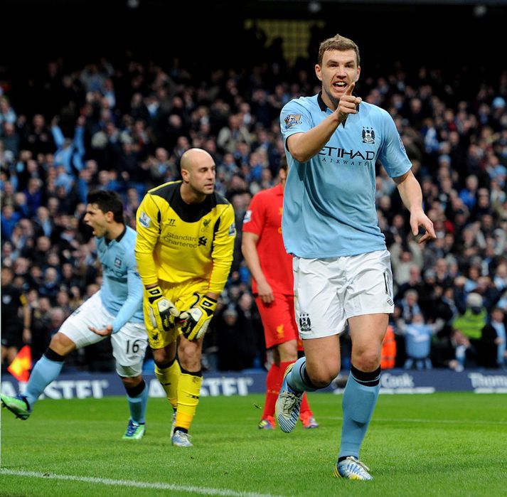 Dzeko fagnar marki sínu í gær.